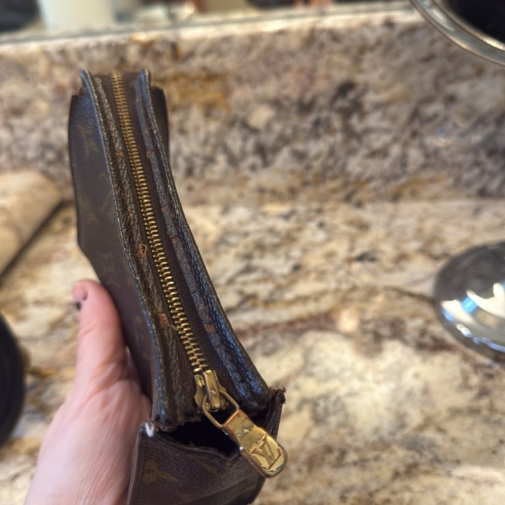 Louis Vuitton Toiletry 15 Monogram - Picture 6 of 8